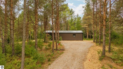 /international/us/9957-sw-creighton-road-fife-lake-mi-110110300489/