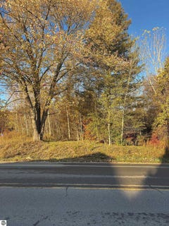 /international/us/8698-old-state-avenue-farwell-mi-110103305851/