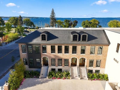 /international/us/100-park-street-traverse-city-mi-110109026038/