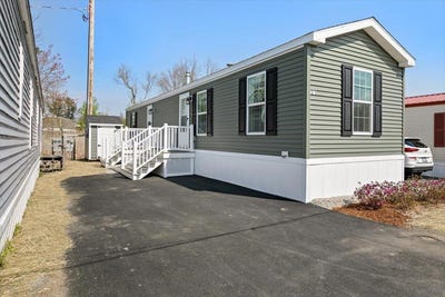 /international/us/23-brookwood-drive-salem-nh-110108631460/