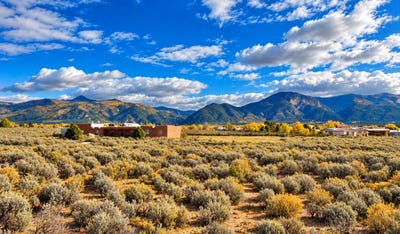 /international/us/valencia-road-el-prado-nm-110120586149/