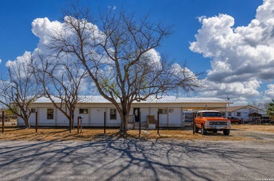 /international/us/303-19th-carrizo-springs-tx-110105076470/