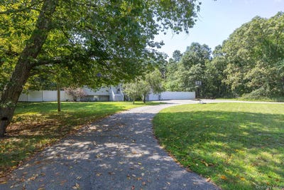 /international/us/312-peconic-avenue-medford-ny-110109872049/