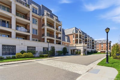 /international/us/5000-royal-court-north-hills-ny-110107164745/