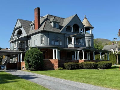 /international/us/126-elm-street-bennington-vt-110106850786/