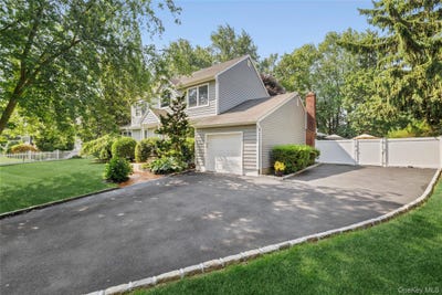 /international/us/19-duquesne-drive-greenlawn-ny-110109450143/