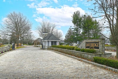 /international/us/104-lakebridge-drive-n-kings-park-ny-110104949343/