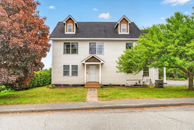 /international/us/33-acorn-street-hartford-vt-110108490575/