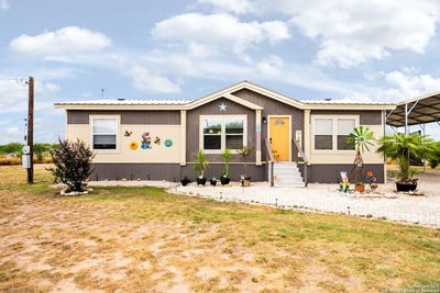 /international/us/380-martin-ave-carrizo-springs-tx-110101521986/