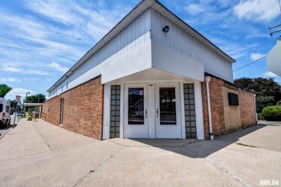 /international/us/701-w-adams-street-taylorville-il-110101656487/