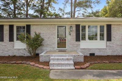 /international/us/74-cedar-road-new-bern-nc-110108378817/