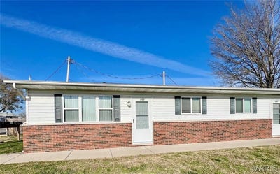 /international/us/117-n-14th-street-wood-river-il-110108477816/