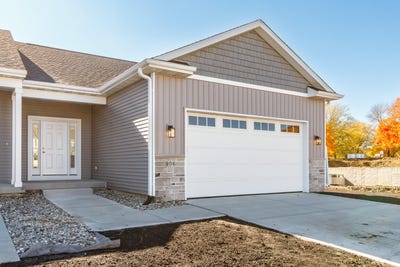 /international/us/902-henryson-st-story-city-ia-110104239722/
