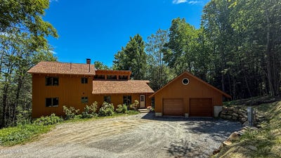 /international/us/121-hiawatha-rd-becket-ma-110107780509/