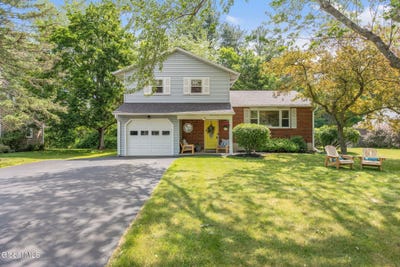 /international/us/15-longmeadow-drive-delmar-ny-110108997744/