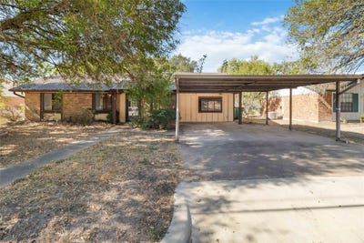 /international/us/757-n-main-st-la-grange-tx-110102917934/