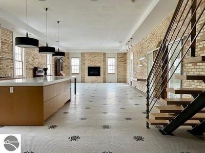 /international/us/800-319-cottageview-drive-traverse-city-mi-110105783063/