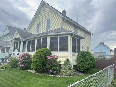 /international/us/15-bristol-st-ludlow-ma-110108739472/
