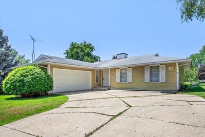 /international/us/33-somerset-road-montgomery-il-110108424284/