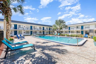 /international/us/2000-15th-court-nw-winter-haven-fl-110107454908/