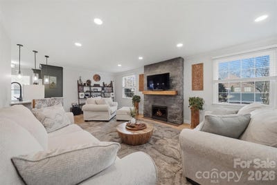 /international/us/1002-s-brady-avenue-newton-nc-110104953276/