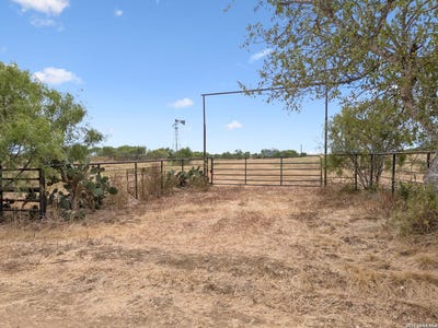 /international/us/353-county-road-228-falls-city-tx-110110317841/