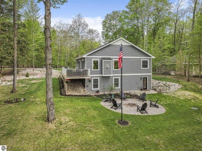 /international/us/4532-valley-view-road-bellaire-mi-110108174592/