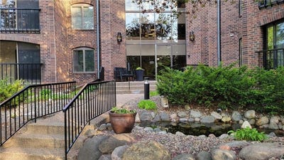 /international/us/8430-pennsylvania-road-bloomington-mn-110100389070/