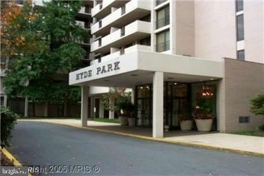 /international/us/4141-n-henderson-road-n-arlington-va-110108341856/