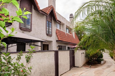 /international/us/12330-osborne-street-pacoima-ca-110101243117/