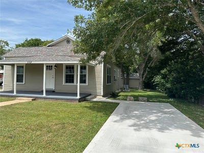 /international/us/113-n-middle-street-flatonia-tx-110107775565/
