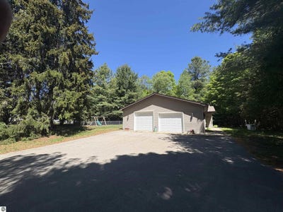 /international/us/211-e-7th-street-northport-mi-110106091026/