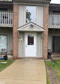 /international/us/35401-hickory-woods-lane-clinton-township-mi-110108353770/