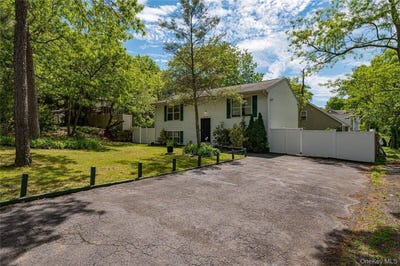 /international/us/34-robert-street-mastic-ny-110108609678/