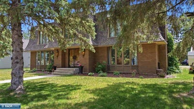 /international/us/1036-1st-street-s-virginia-mn-110108824181/?lang=id