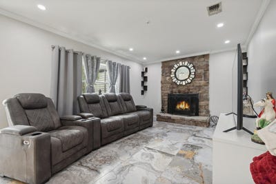 /international/us/605-lake-court-middle-island-ny-110098952993/