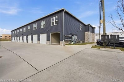 /international/us/1241-e-woodward-heights-boulevard-hazel-park-mi-110106692514/