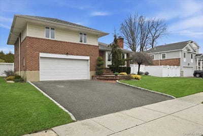 /international/us/2037-stratford-drive-westbury-ny-110106697480/