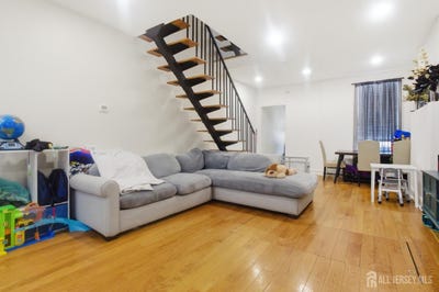 /international/us/245-clay-street-trenton-nj-110105904385/