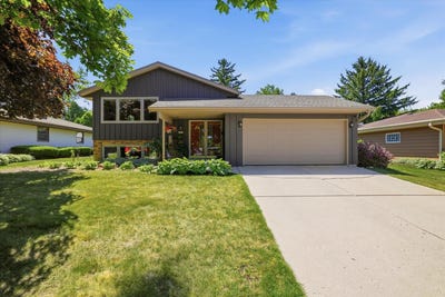 /international/us/6085-trail-ridge-dr-greendale-wi-110108495203/