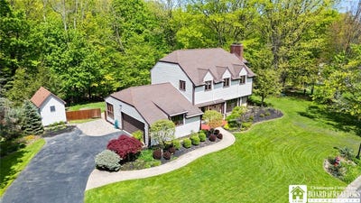 /international/us/24-castile-drive-pomfret-ny-110099380500/