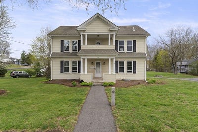 /international/us/11-river-ave-grafton-ma-110107459578/