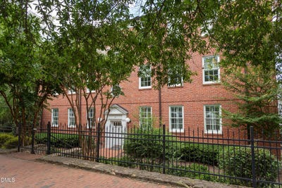/international/us/213-e-franklin-street-chapel-hill-nc-110105781963/