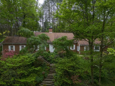 /international/us/1570-country-club-road-clarksburg-wv-110107720343/