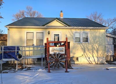 /international/us/1121-w-1st-street-redfield-sd-110105116162/