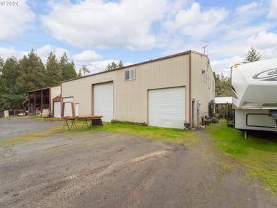 /international/us/690-strawberry-mountain-ln-roseburg-or-110089515131/