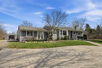 /international/us/26300-johns-road-lyon-twp-mi-110108076503/