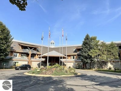 /international/us/2400-troon-south-bellaire-mi-110104872367/
