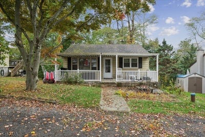 /international/us/8-center-st-hopatcong-boro-nj-110120616833/
