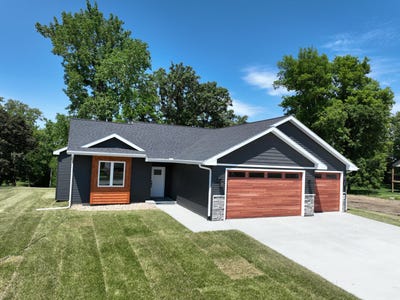 /international/us/705-academy-circle-nevada-ia-110107439551/